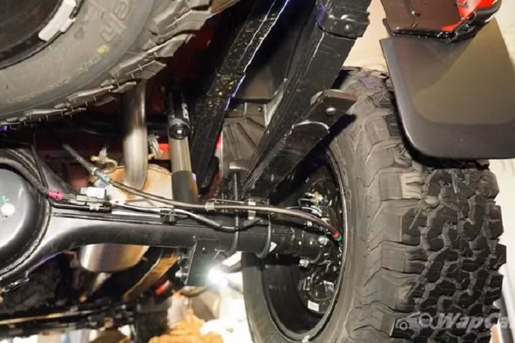 Tất nhiên, so với Ranger Raptor thật thì Ranger FX4 Max vẫn còn thiếu một vài tính năng, ví dụ như đồ họa Raptor, phanh đĩa sau và lẫy chuyển số.