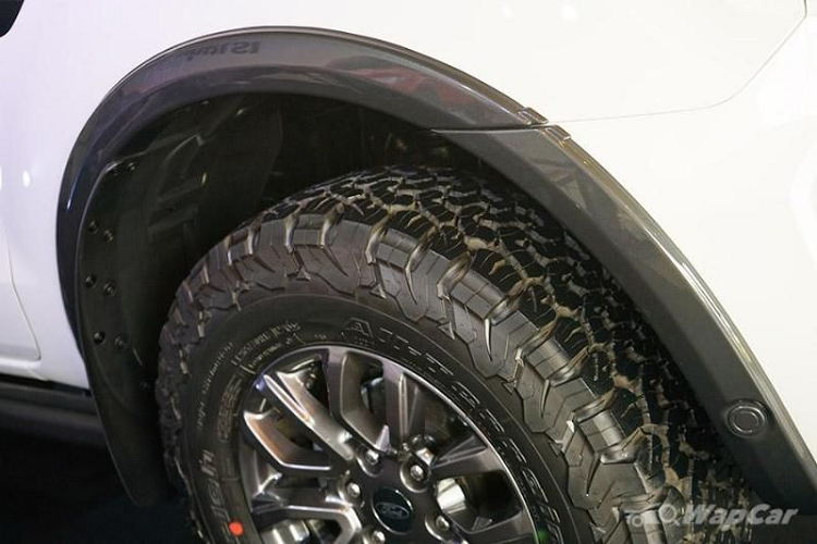 Ranger FX4 Max 2021 có khoảng sáng gầm lên tới 256 mm cùng góc tiếp cận và góc thoát đều lớn hơn Ranger XLT.