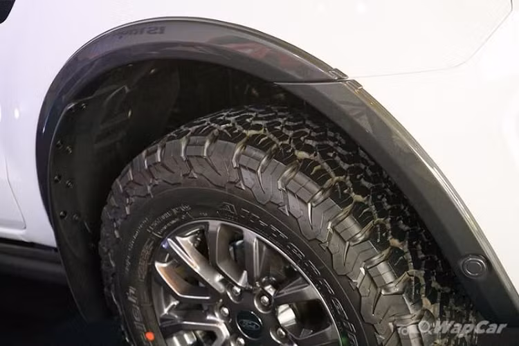 Ranger FX4 Max 2021 có khoảng sáng gầm lên tới 256 mm cùng góc tiếp cận và góc thoát đều lớn hơn Ranger XLT.