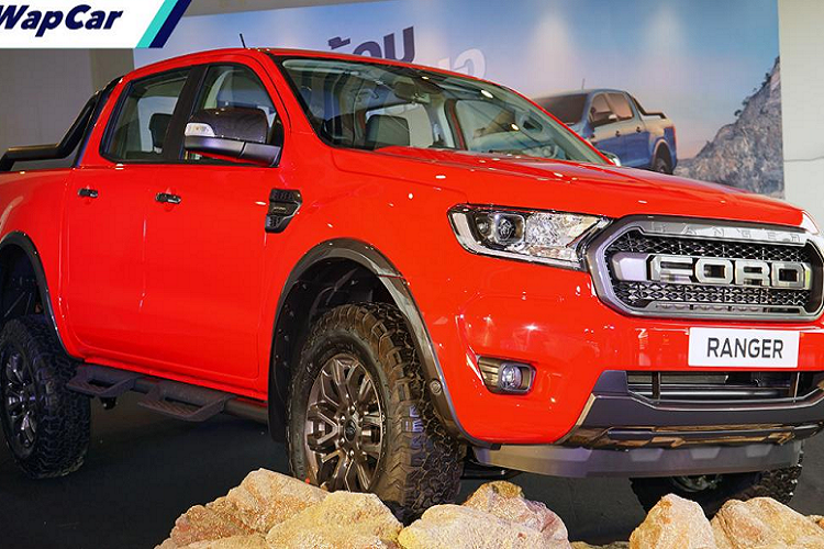 Phần đầu của Ford Ranger FX4 Max 2021 mới sở hữu thiết kế nổi bật với lưới tản nhiệt có chữ FORD cỡ lớn và viền bao quanh màu xám đậm, màu sắc tương tự cũng được thấy ở ốp gương ngoại thất, tay nắm cửa và đường gờ vòm bánh xe.