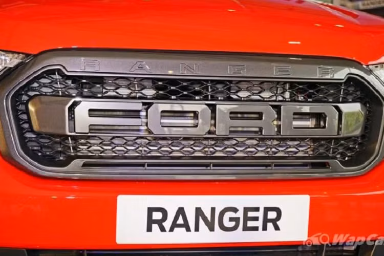 Ngoài ra, mẫu xe bán tải Ford Ranger FX4 Max mới còn có thùng xe lớn với các thanh thể thao hình ống được hoàn thiện trong màu đen mờ, các bậc cửa bằng kim loại và lốp địa hình BF Goodrich giống như Ranger Raptor.