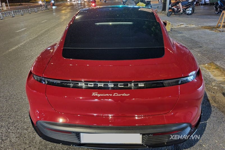 Ở chế độ tiêu chuẩn, Porsche Taycan Turbo chạy điện mạnh mẽ 616 mã lực và tăng lên 671 mã lực / 850 Nm khi kích hoạt chế độ Overboost. Với gói pin 93,4 kWh, quãng đường di chuyển tối đa trong một lần sạc đầy của bản Turbo là 450 km.