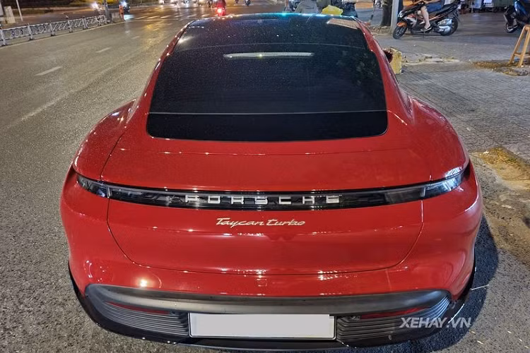 Ở chế độ tiêu chuẩn, Porsche Taycan Turbo chạy điện mạnh mẽ 616 mã lực và tăng lên 671 mã lực / 850 Nm khi kích hoạt chế độ Overboost. Với gói pin 93,4 kWh, quãng đường di chuyển tối đa trong một lần sạc đầy của bản Turbo là 450 km.