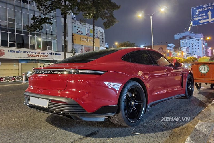 Chiếc siêu xe Porsche Taycan Turbo này sở hữu ngoại thất màu đỏ tươi nổi bật, đi kèm bộ mâm 5 chấu sơn đen bóng thể thao, logo Porsche 3D và logo Taycan Turbo 3D gắn nổi phía sau.