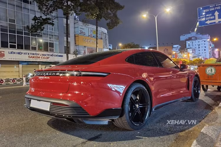 Chiếc siêu xe Porsche Taycan Turbo này sở hữu ngoại thất màu đỏ tươi nổi bật, đi kèm bộ mâm 5 chấu sơn đen bóng thể thao, logo Porsche 3D và logo Taycan Turbo 3D gắn nổi phía sau.