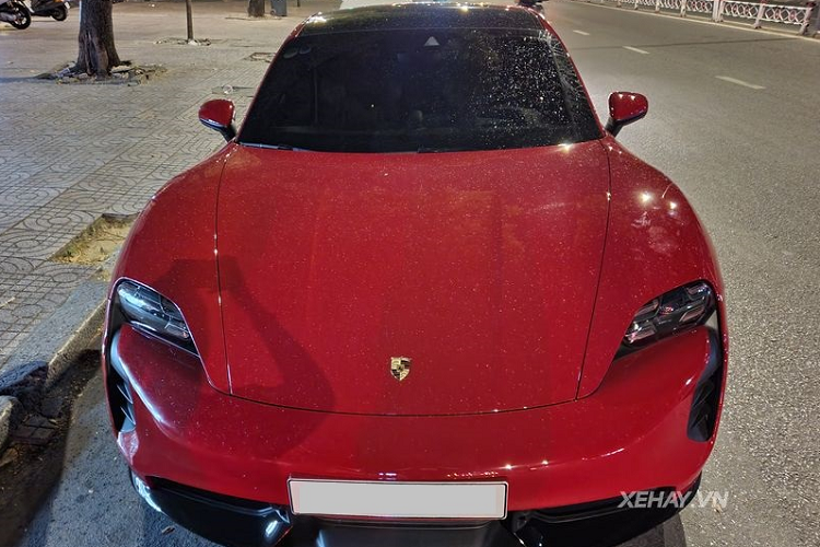 Ở phần ngoại hình, Porsche Taycan sở hữu những đường nét thiết kế, ADN mang đặc trưng của Porsche như phần đầu xe rộng và phẳng, những đường viền cao cùng nóc xe vuốt nhẹ tạo nên một dáng vẻ thể thao, mềm mại.