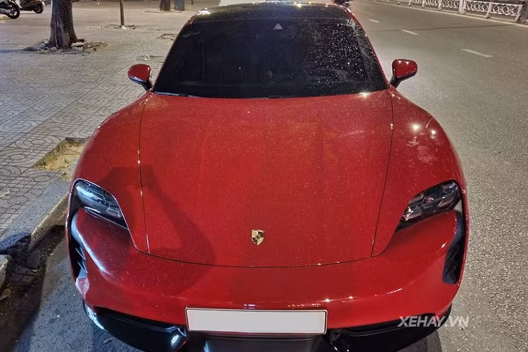 Ở phần ngoại hình, Porsche Taycan sở hữu những đường nét thiết kế, ADN mang đặc trưng của Porsche như phần đầu xe rộng và phẳng, những đường viền cao cùng nóc xe vuốt nhẹ tạo nên một dáng vẻ thể thao, mềm mại.