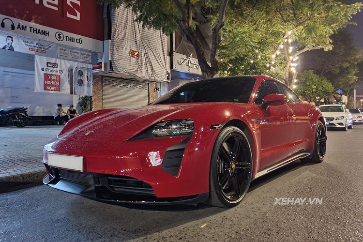 Về nội thất, mẫu xe điện cao cấp cho nhiều trang bị hiện đại như màn hình trung tâm 10,9 inch, màn hình hành khách tùy chọn...