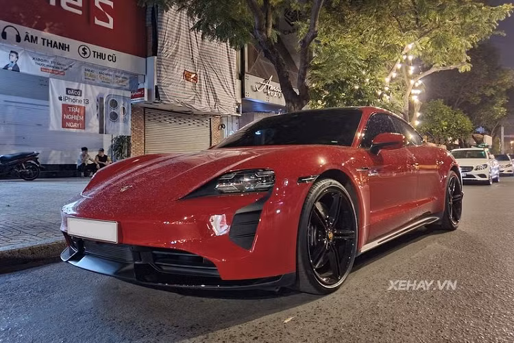 Về nội thất, mẫu xe điện cao cấp cho nhiều trang bị hiện đại như màn hình trung tâm 10,9 inch, màn hình hành khách tùy chọn...