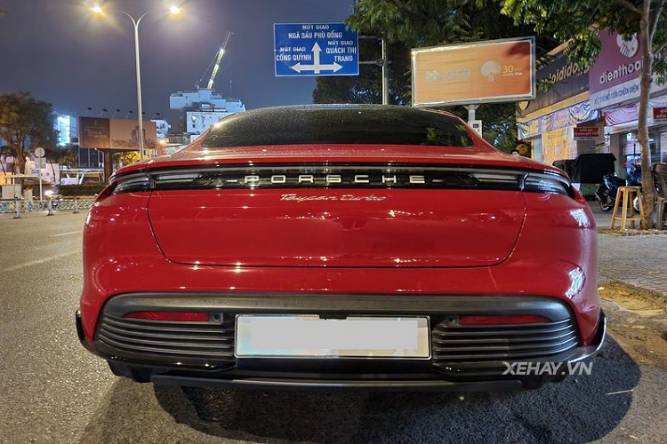 Chưa hết, dải đèn hậu LED kéo dài xuyên suốt đuôi xe cùng logo Porsche bên dưới cũng là một điểm nhấn khó bỏ qua trên Taycan. Porsche Taycan có chiều dài 4.963 mm, rộng 1.966 mm (2.144mm nếu tính cả gương) và trục cơ sở 2.900 mm, tương đương với kích thước của Tesla Model S (4.980 mm x 1.964 mm, trục cơ sở đạt 2.960 mm).