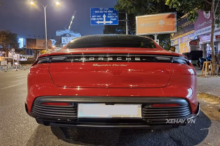 Chưa hết, dải đèn hậu LED kéo dài xuyên suốt đuôi xe cùng logo Porsche bên dưới cũng là một điểm nhấn khó bỏ qua trên Taycan. Porsche Taycan có chiều dài 4.963 mm, rộng 1.966 mm (2.144mm nếu tính cả gương) và trục cơ sở 2.900 mm, tương đương với kích thước của Tesla Model S (4.980 mm x 1.964 mm, trục cơ sở đạt 2.960 mm).