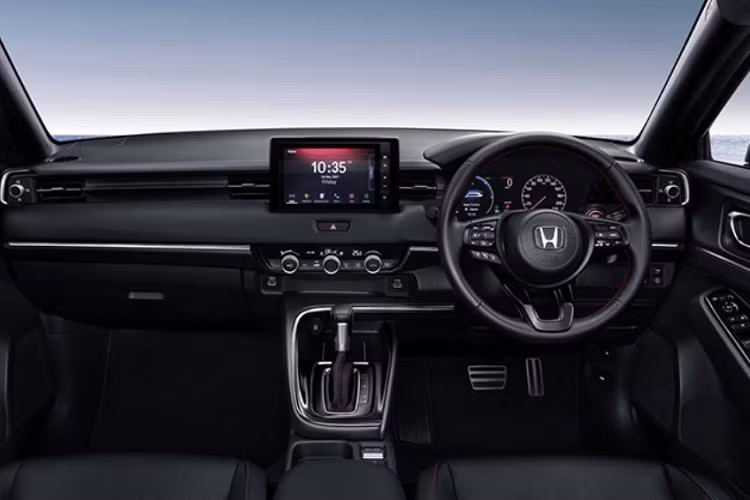 Không chỉ tiện nghi hơn, Honda HR-V 2022 ở Thái Lan còn thêm an toàn với gói công nghệ Honda Sensing, bao gồm những tính năng như hệ thống đèn pha tự động, hệ thống kiểm soát hành trình thích ứng với tính năng điều chỉnh theo phương tiện phía trước ở tốc độ thấp, cảnh báo khi phương tiện phía trước di chuyển, hỗ trợ giữ làn đường, giảm thiểu chệch làn đường tích hợp cảnh báo chệch làn đường và phanh giảm thiểu va chạm.