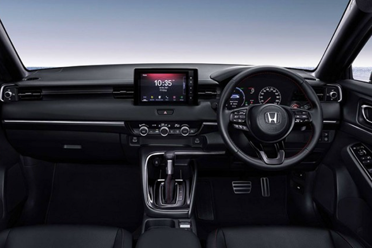 Không chỉ tiện nghi hơn, Honda HR-V 2022 ở Thái Lan còn thêm an toàn với gói công nghệ Honda Sensing, bao gồm những tính năng như hệ thống đèn pha tự động, hệ thống kiểm soát hành trình thích ứng với tính năng điều chỉnh theo phương tiện phía trước ở tốc độ thấp, cảnh báo khi phương tiện phía trước di chuyển, hỗ trợ giữ làn đường, giảm thiểu chệch làn đường tích hợp cảnh báo chệch làn đường và phanh giảm thiểu va chạm.