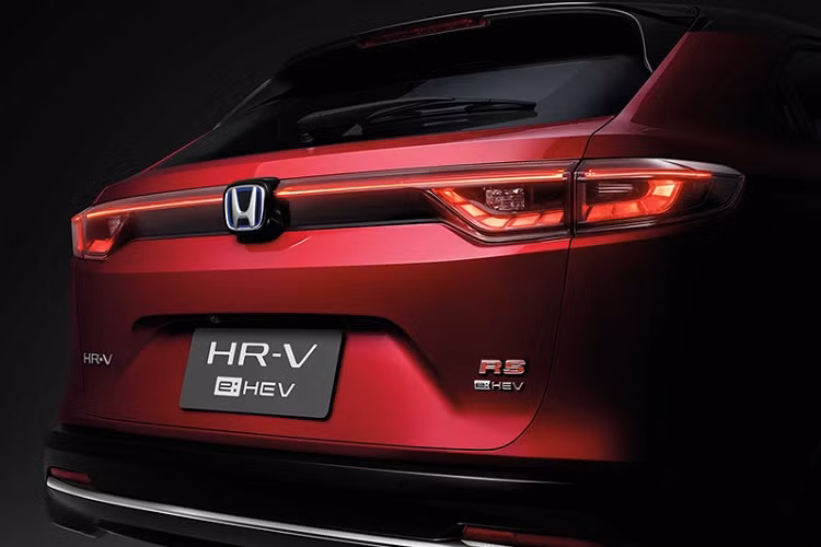 Những trang bị đáng chú ý khác của Honda HR-V 2022 ở thị trường Thái Lan bao gồm cảm biến đá cốp, màn hình màu đa thông tin TFT 7 inch trong bảng đồng hồ, hệ thống thông tin giải trí với màn hình cảm ứng 8 inch, hỗ trợ Apple CarPlay/Android Auto, tính năng ra lệnh bằng giọng nói thông qua Android Auto hoặc Siri, sạc điện thoại thông minh không dây và hệ thống âm thanh 8 loa. Thêm nữa là điều hòa tự động, hệ thống lọc không khí, đèn LED đọc sách bật/tắt bằng cảm ứng, cửa sổ trời toàn cảnh Panorama và 2-4 cổng USB, tùy phiên bản.