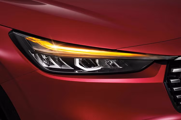 So với bản thường, Honda HR-V RS 2022 có một số đặc điểm nhận dạng như lưới tản nhiệt mạ crôm thể thao, tích hợp logo màu đỏ trong khi cản trước/cản sau và nẹp xung quanh thân xe đều sơn màu đen hầm hố. Ở hốc gió trung tâm trên đầu xe còn có đường màu đỏ và nẹp mạ crôm làm điểm nhấn.