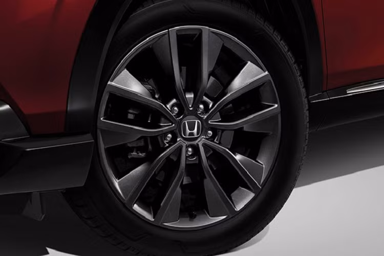 Thêm vào đó là hệ thống đèn LED từ trước ra sau, đèn báo rẽ tuần tự trên đầu xe và bộ vành hợp kim 18 inch sơn màu xám khói. Ngoài ra, chỉ có Honda HR-V RS 2022 mới được sơn màu đỏ Ignite Red phối với nóc đen tương phản. Trong khi đó, nội thất của bản RS có thêm chỉ khâu màu đỏ tương phản trên ghế và vô lăng, ghế lái chỉnh điện 8 hướng cũng như bộ bàn đạp thể thao.