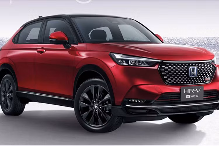 Ngoài ra, Honda HR-V 2022 mới còn đi kèm cụm pin lithium-ion, có thể sạc tự động khi xe đang chạy. Lượng xăng tiêu thụ trung bình của mẫu SUV hạng B này là 25,6 km/lít (khoảng 3,9 lít/100 km).Theo hãng Honda, hệ truyền động e:HEV có 3 chế độ chính, bao gồm EV, Hybrid Drive và Engine Drive. 