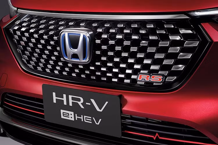 Bên cạnh đó, xe còn có 3 chế độ lái là Econ, Normal và Sport. Ngoài việc không có tùy chọn động cơ xăng 4 xi-lanh, dung tích 1.5L như xe ở Nhật Bản, Honda HR-V 2022 dành cho thị trường Thái Lan còn có một điểm nhấn khác biệt nữa là phiên bản RS. Được biết, Thái Lan là thị trường đầu tiên trên thế giới đón nhận Honda HR-V RS mới