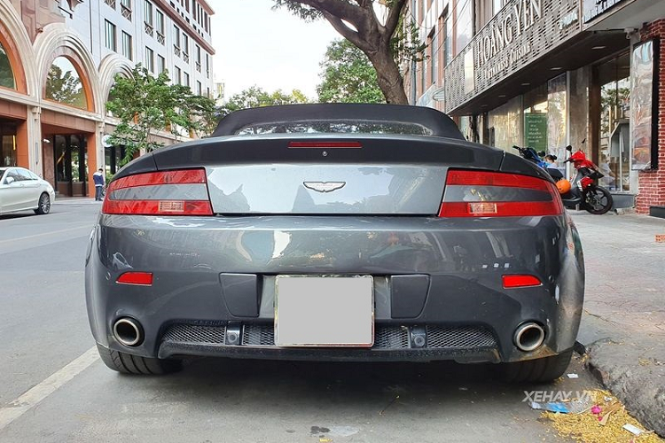 Khác với hai chiếc còn lại, Aston Martin V8 Vantage Roadster trong bài sở hữu ngoại thất màu xám lông chuột độc đáo "hao hao" với phong cách của những chiếc Aston Martin hàng hiếm trong "bom tấn" Điệp viên 007 James Bond.