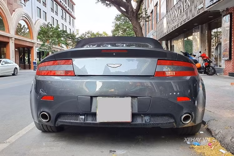 Khác với hai chiếc còn lại, Aston Martin V8 Vantage Roadster trong bài sở hữu ngoại thất màu xám lông chuột độc đáo "hao hao" với phong cách của những chiếc Aston Martin hàng hiếm trong "bom tấn" Điệp viên 007 James Bond.
