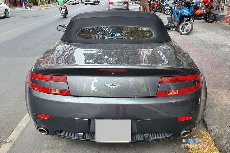 Ở phía sau, xe được trang bị hệ thống ống xả kép không quá phô trương nhưng đủ để tăng cường sự thể thao cho xe. Tổng thể đuôi xe có thiết kế khá gọn gàng.