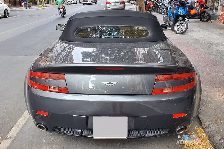 Ở phía sau, xe được trang bị hệ thống ống xả kép không quá phô trương nhưng đủ để tăng cường sự thể thao cho xe. Tổng thể đuôi xe có thiết kế khá gọn gàng.