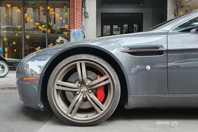 Bên cạnh đó, chủ xe cũng sơn lại bộ la-zăng 5 chấu kép kích thước 20 inch trong màu nâu để mang lại vẻ ngoài cơ bắp và mạnh mẽ hơn cho Vantage Roadster, đi kèm vẫn là cùm phanh màu đỏ nổi bật.