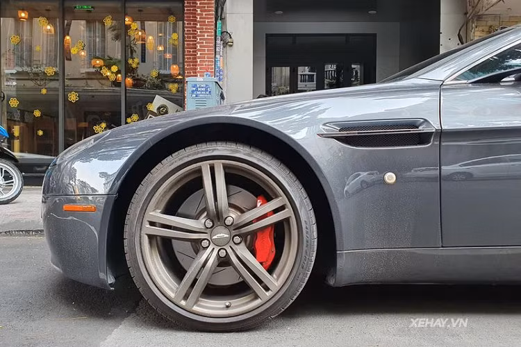 Bên cạnh đó, chủ xe cũng sơn lại bộ la-zăng 5 chấu kép kích thước 20 inch trong màu nâu để mang lại vẻ ngoài cơ bắp và mạnh mẽ hơn cho Vantage Roadster, đi kèm vẫn là cùm phanh màu đỏ nổi bật.