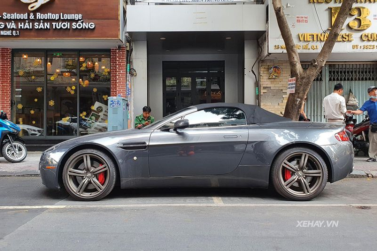 "Trái tim" của Aston Martin V8 Vantage Roadster 2009 là khối động cơ nạp khí tự nhiên V8 4.3L sản sinh công suất 380 mã lực và mô-men xoắn cực đại 409 Nm.