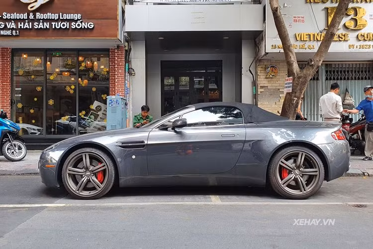 "Trái tim" của Aston Martin V8 Vantage Roadster 2009 là khối động cơ nạp khí tự nhiên V8 4.3L sản sinh công suất 380 mã lực và mô-men xoắn cực đại 409 Nm.