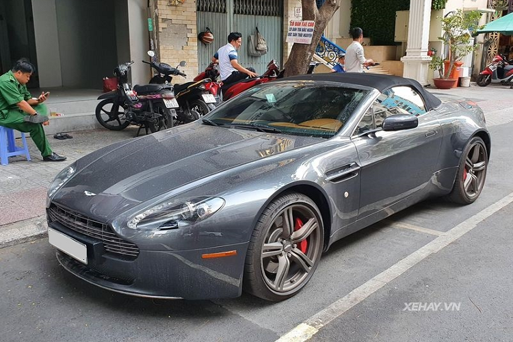 Về nước từ năm 2009, siêu xe Aston Martin V8 Vantage Roadster này từng là "xế cưng" của một đại gia Đà Nẵng, tuy nhiên xe đã đang sang tay chủ mới ở Sài Gòn với giá hơn 3 tỷ đồng cách đây vài năm.