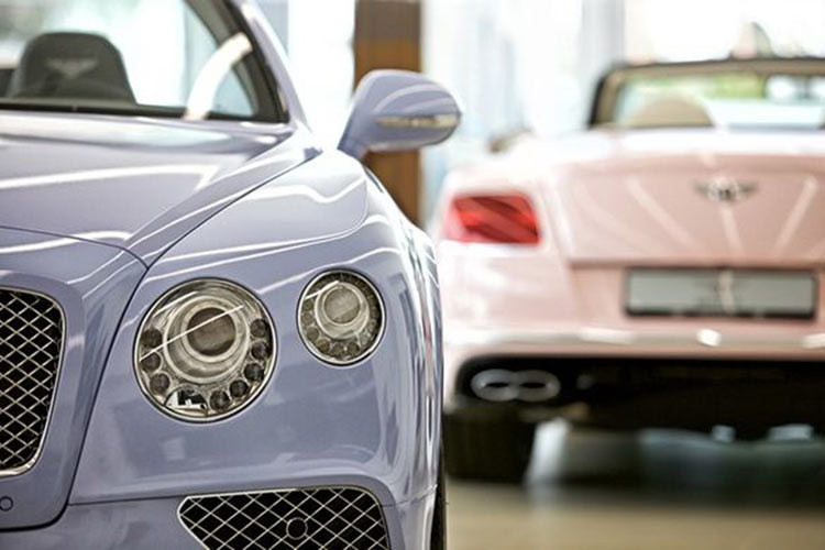 Một trong số đó là tùy chọn màu Sage Green (ra mắt từ những năm 1950) gần đây nhất được sử dụng cho chiếc Flying Spur V8, mang đến sự tương phản mạnh mẽ với gói ngoại thất “Blackline” bao gồm các chi tiết mạ chrome tối màu như linh vật Flying B ở đầu xe, lưới tản nhiệt, cản trước, nẹp cửa,...