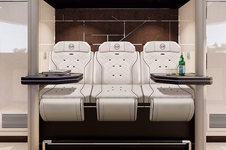 Theo công bố của Dynamiq, thuyền GTM 90 câu cá ngừ có chiều dài 27,5 m, mớn nước 1,75 m. Các thông số này cho thấy GTM 90 có thể hoạt động ở vùng nước cạn hoặc vùng biển san hô. Các vật dụng nội thất do Bentley Home cung cấp. Đây là phân hiệu con của hãng xe Bentley, cung cấp đồ nội thất theo phong cách siêu sang. Tương tự xe, Bentley Home cho phép khách hàng tùy chỉnh các vật dụng theo ý thích.