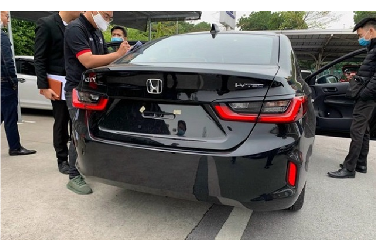 Nhiều khả năng bản E của Honda City 2021 cũng sẽ có xi-nhan đặt ở gần khu vực chắn bùn chứ không được tích hợp trên gương chiếu hậu, tương tự như bản G. Nội thất của bản G vẫn có màn hình giải trí nhưng có khả năng sẽ bị cắt bỏ trên bản E.