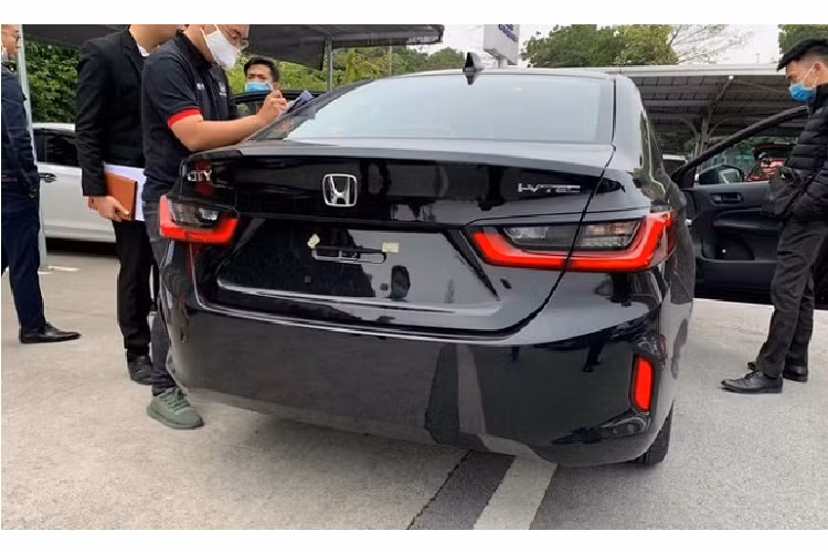 Nhiều khả năng bản E của Honda City 2021 cũng sẽ có xi-nhan đặt ở gần khu vực chắn bùn chứ không được tích hợp trên gương chiếu hậu, tương tự như bản G. Nội thất của bản G vẫn có màn hình giải trí nhưng có khả năng sẽ bị cắt bỏ trên bản E.