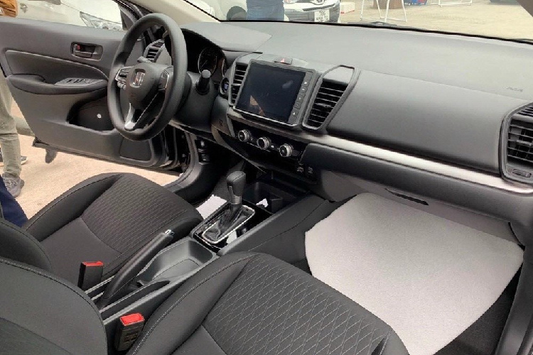 Nhưng với vị thế là phiên bản giá rẻ cùng mức giá bán thấp hơn 529 triệu đồng, nhiều khả năng Honda City E 2021 sẽ không có tính năng đề nổ từ xa và thậm chí là cắt bỏ cả màn hình giải trí 8 inch có hỗ trợ kết nối Apple CarPlay và Android Auto. Bên cạnh đó, các trang bị an toàn cũng có thể sẽ bị lược bỏ bớt so với phiên bản G. Động cơ dưới nắp ca-pô vẫn sẽ là loại DOHC 1.5L i-VTEC có công suất tối đa 119 mã lực và mô-men xoắn cực đại 145 Nm, hộp số có thể vẫn sẽ là loại vô cấp CVT.