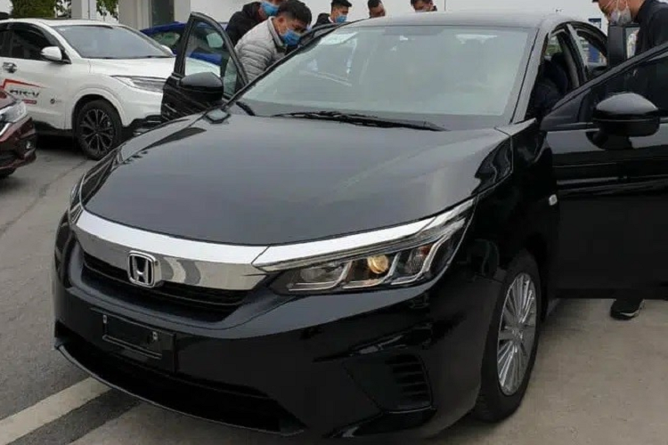 Tuy nhiên, với việc bỏ qua khách hàng mua xe để kinh doanh chạy dịch vụ, Honda City lại bỏ lỡ một thị phần khá lớn và có lẽ ở lần này, hãng xe Nhật Bản không còn muốn đứng ngoài cuộc chơi. Theo thông tin trên Cục Đăng kiểm Việt Nam, phiên bản E của Honda City 2021 sẽ được trang bị mâm hợp kim 15 inch và có lẽ sẽ có thiết kế giống với phiên bản G. Một số trang bị trên Honda City E 2021 có thể đoán trước gồm có đèn halogen, ghế nỉ, điều hòa chỉnh cơ, chìa khóa cơ.