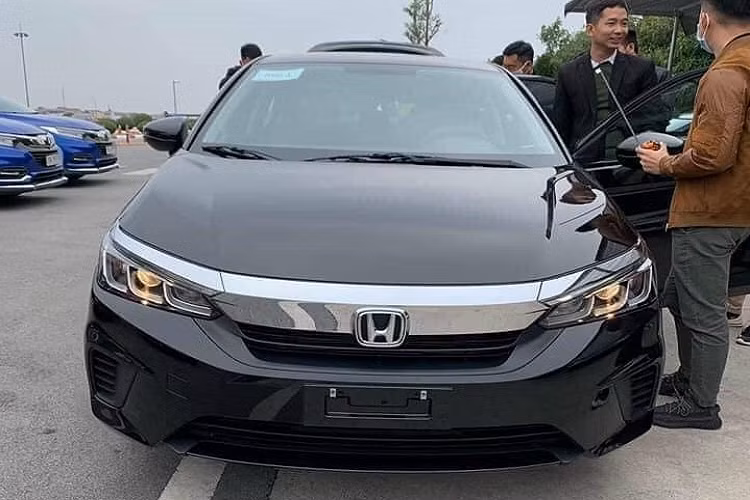 Tương tự như các phiên bản khác, bản E của Honda City 2021 cũng sẽ được lắp ráp trong nước. Hiện tại bước sang năm mới, Honda Việt Nam cũng đã bắt đầu bàn giao City tới tay người dùng do trước đó xe được ra mắt vào đầu tháng 12/2020 nhưng chỉ nhận đặt cọc.