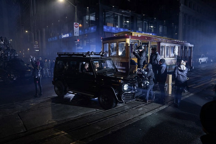 Như một cách để khẳng định mối quan hệ hợp tác với đoàn làm phim cùng chiến dịch quảng bá sản phẩm, không chỉ xuất hiện bên ngoài rạp chiếu phim, một chiếc Mercedes-Benz G-Class còn góp mặt vào phân cảnh rượt đuổi trong phần phim mới nhất.