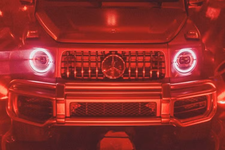 Tuy nhiên, chiếc G-Class trong The Matrix Resurrections chỉ là phiên bản G550, được cầm lái bởi những kẻ nổi loạn giúp mở đường cho Neo và Trinity trốn thoát khỏi Ma trận.