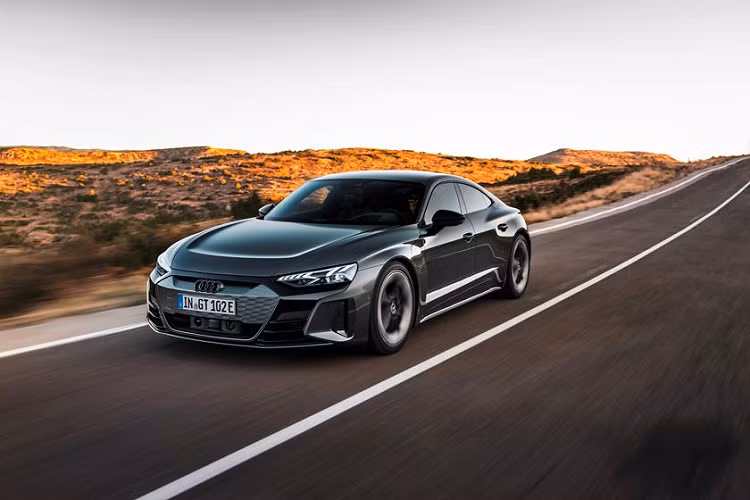 Họ cũng có thể chọn tùy chọn Electrify America HomeStation với khả năng kết nối WiFi và cung cấp nguồn điện sạc 9,6 kW. Động cơ điện đôi của E-Tron GT có thể cung cấp 469 mã lực và mô-men xoắn 464 lb-ft (629 Nm), hoặc 522 mã lực và 472 lb-ft (640 Nm) ở chế độ overboost.