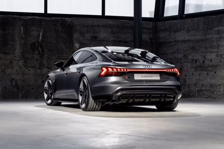 Audi E-Tron GT 2022 hiện đã ra mắt tại Thái Lan với giá từ 4,8 tỷ đồng tại Thái Lan. Mẫu xe này sẽ sớm giới thiệu tại thị trường Việt Nam, và được xem là đối trọng của dòng Porsche Taycan.