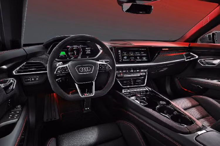 Audi cũng đã thông báo rằng họ đang hợp tác với Qmerit để cung cấp các giải pháp sạc tại nhà. Khách hàng có thể chọn sử dụng bộ sạc di động 2 trong 1 tiêu chuẩn đi kèm với xe, có khả năng cung cấp cả kết nối 120 volt và 240 volt.