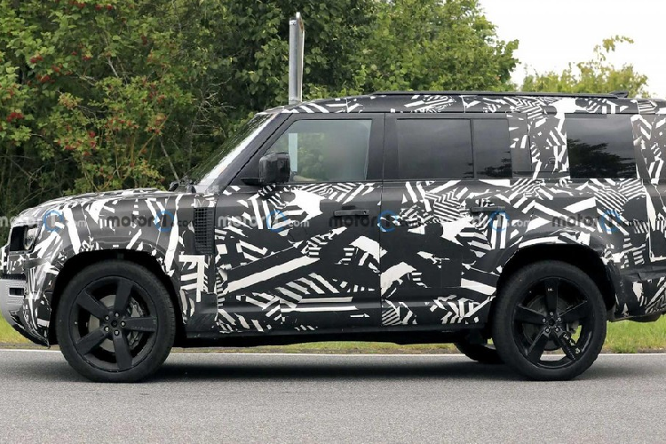 Chưa hết, 2 hàng ghế sau của Land Rover Defender 130 còn có thể gập xuống và được trang bị tựa đầu ghế ở mọi vị trí nhằm đáp ứng các tiêu chuẩn về an toàn cũng như mang lại sự thoải mái cho hành khách. Tiếp đến là cửa sổ trời toàn cảnh Panorama dạng 2 mảnh, hứa hẹn tạo không gian nội thất thoáng đãng bên trong xe. 