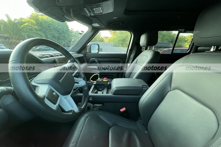 So với phiên bản 90 và 110, mẫu xe SUV Land Rover Defender 130 đương nhiên sở hữu kích thước lớn hơn để phù hợp với nội thất 8 chỗ. Qua hình ảnh chụp trên đường thử, có thể thấy thiết kế khoang lái của Land Rover Defender 130 không thay đổi nhiều.