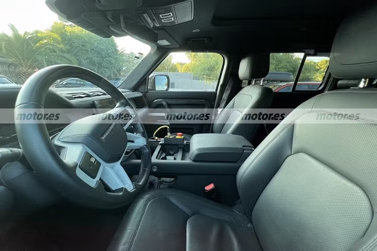 So với phiên bản 90 và 110, mẫu xe SUV Land Rover Defender 130 đương nhiên sở hữu kích thước lớn hơn để phù hợp với nội thất 8 chỗ. Qua hình ảnh chụp trên đường thử, có thể thấy thiết kế khoang lái của Land Rover Defender 130 không thay đổi nhiều.