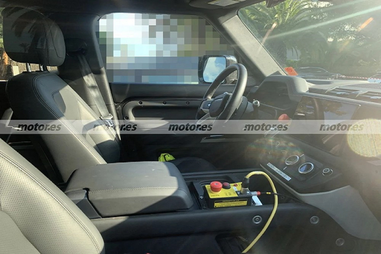 Trong khoang lái, Land Rover Defender 130 được trang bị bảng đồng hồ kỹ thuật số với màn hình LCD và vô lăng 4 chấu tích hợp phím chức năng. Bên cạnh đó là màn hình thông tin giải trí dạng cảm ứng cỡ lớn nằm trên mặt táp-lô. Bên dưới màn hình trung tâm sẽ có những nút bấm và núm xoay cơ học để chỉnh các tính năng của xe.