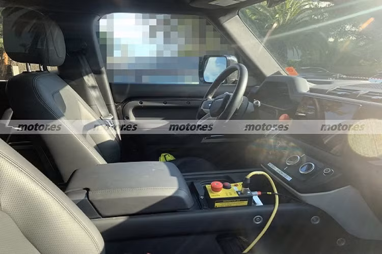 Trong khoang lái, Land Rover Defender 130 được trang bị bảng đồng hồ kỹ thuật số với màn hình LCD và vô lăng 4 chấu tích hợp phím chức năng. Bên cạnh đó là màn hình thông tin giải trí dạng cảm ứng cỡ lớn nằm trên mặt táp-lô. Bên dưới màn hình trung tâm sẽ có những nút bấm và núm xoay cơ học để chỉnh các tính năng của xe.