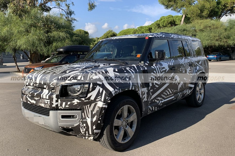 Land Rover Defender thế hệ hiện tại đã có 2 phiên bản 90 và 110. Không dừng ở đó, hãng Land Rover hiện còn đang phát triển thêm phiên bản 130 mới với nội thất 8 chỗ. Tuy nhiên, mãi đến nay, nội thất của Land Rover Defender 130 mới được hé lộ qua hình ảnh chụp trên đường thử.