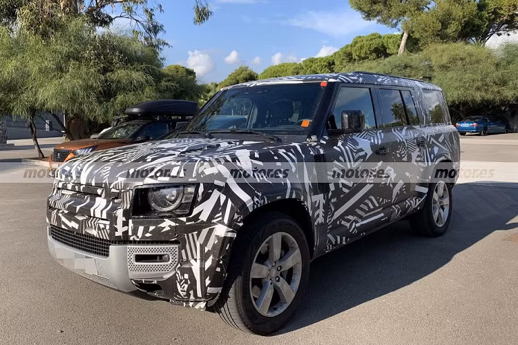 Land Rover Defender thế hệ hiện tại đã có 2 phiên bản 90 và 110. Không dừng ở đó, hãng Land Rover hiện còn đang phát triển thêm phiên bản 130 mới với nội thất 8 chỗ. Tuy nhiên, mãi đến nay, nội thất của Land Rover Defender 130 mới được hé lộ qua hình ảnh chụp trên đường thử.